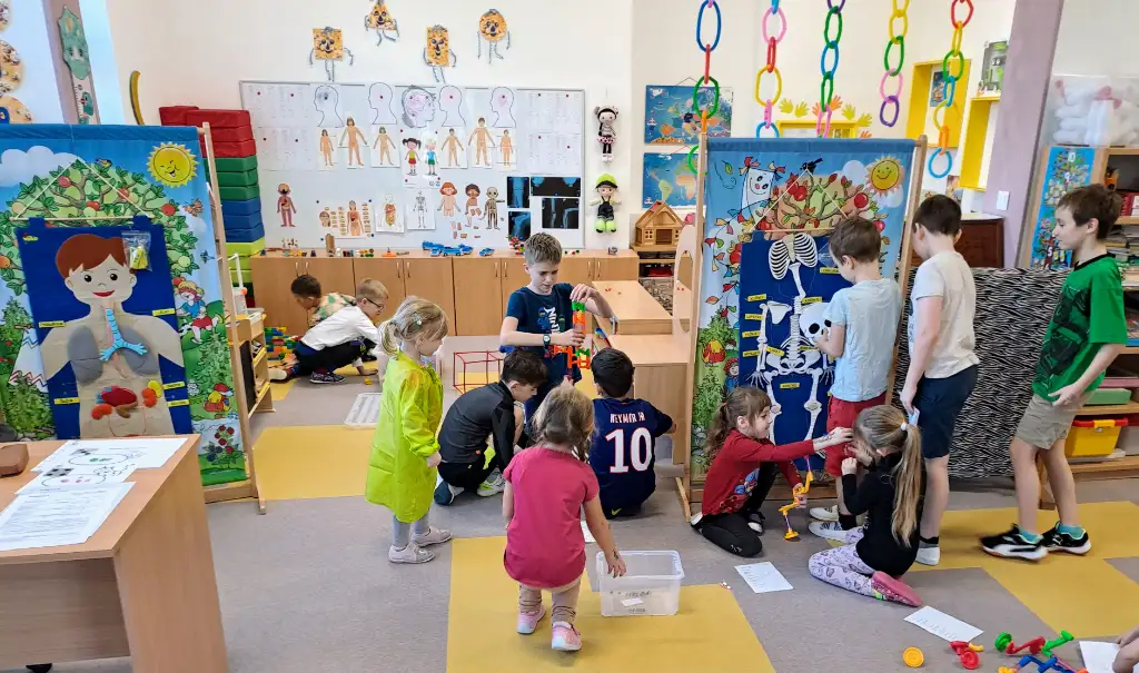 Kluci, holky zpátky do školky 1